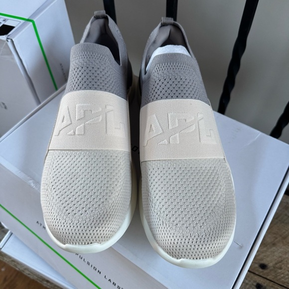 APL Techloom Bliss Cream Beige and Gray Sneakers NIB men’s 9 women’s 10.5 - Picture 3 of 11